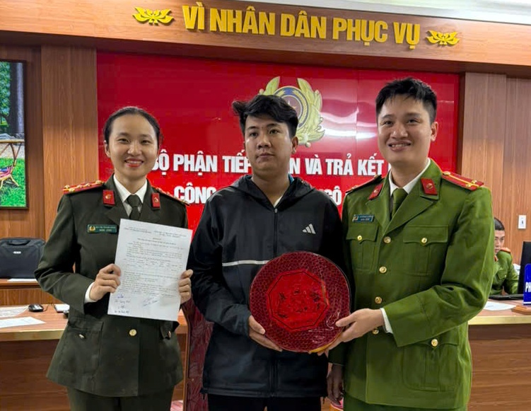 Phòng An ninh điều tra vận động Nhân dân tự giác giao nộp nhiều vũ khí quân dụng và pháo